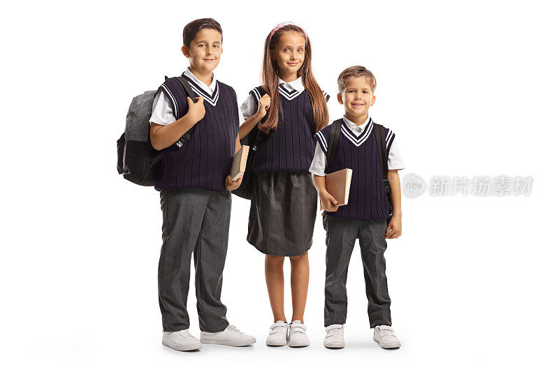 两个男生，一个女生，穿着校服，背着书包