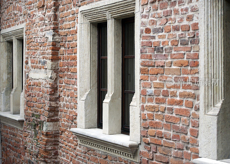 克拉科夫，老砖墙上的直棂石窗