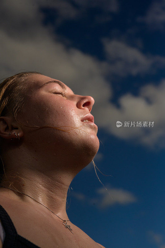 特写侧视图肖像金发女运动员出汗看累后锻炼