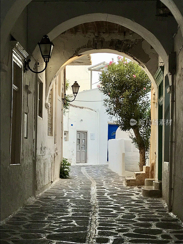 希腊-帕罗斯-基克拉迪斯群岛-帕罗斯老城的小街道
