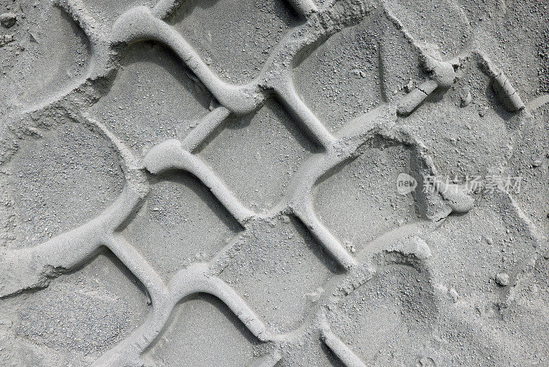 沙地上有汽车或拖拉机轮胎的痕迹。