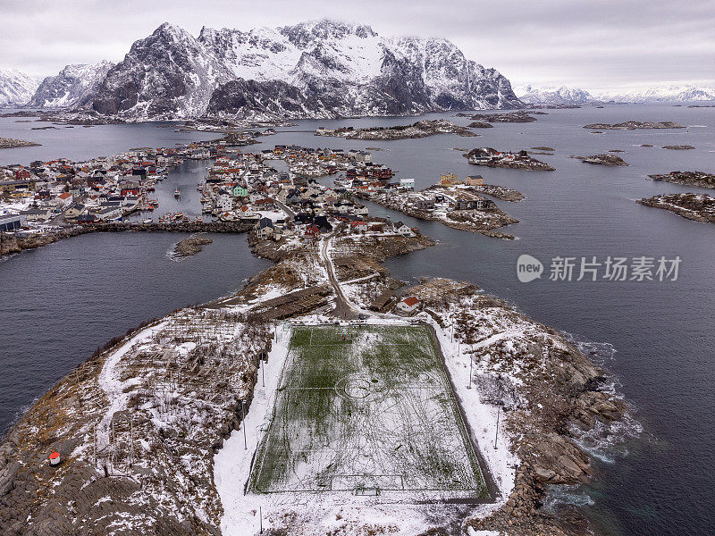 挪威北部罗浮敦群岛上的小渔城亨宁斯瓦尔的空中雪景，这里有著名的合成足球场