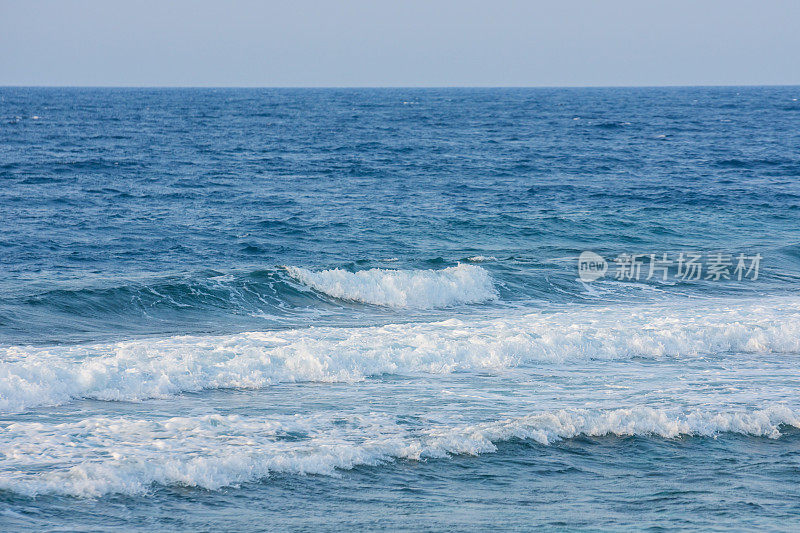 在埃及的海边有许多海浪