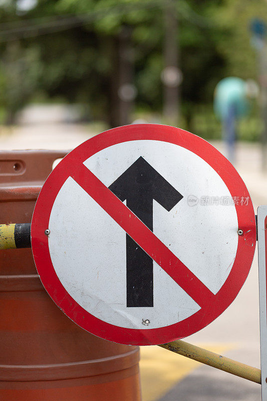 城市街道上一个禁止直线前进的交通标志的特写垂直镜头