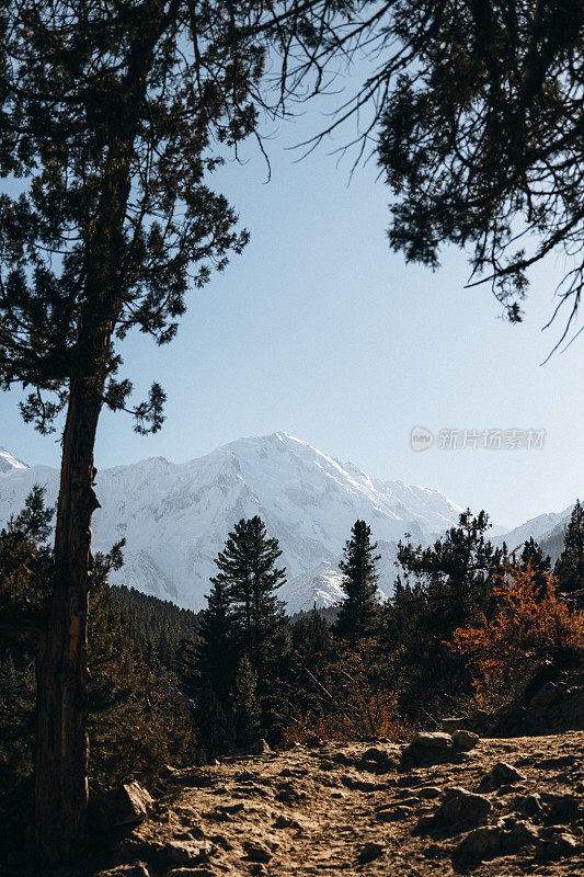 在阳光明媚的日子里，喜马拉雅山脉的风景隘口