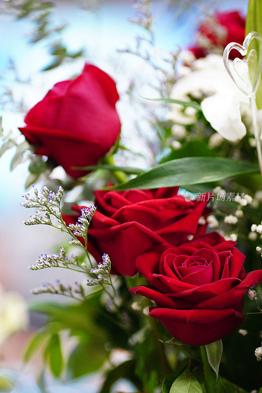 花瓶里插着一束美丽的夏日红花