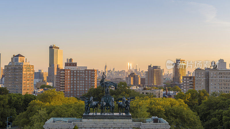 纽约布鲁克林大陆军广场的士兵和水手纪念牌坊，背景是曼哈顿和可见的帝国大厦。