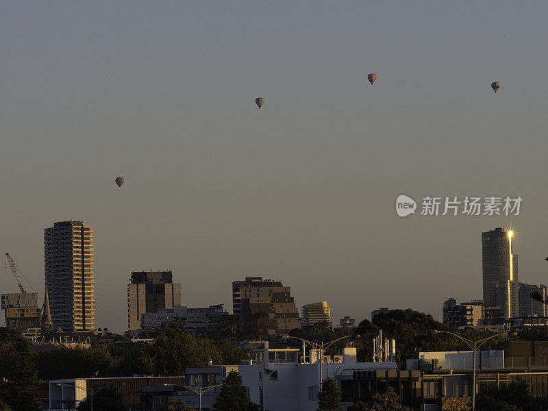 城市的天空布满了热气球