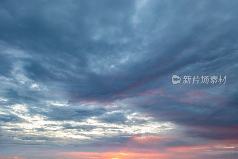 色彩柔和的天空与云在黎明作为自然背景