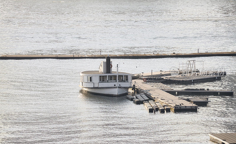 旧船停泊在东河上的一个浮船坞，纽约