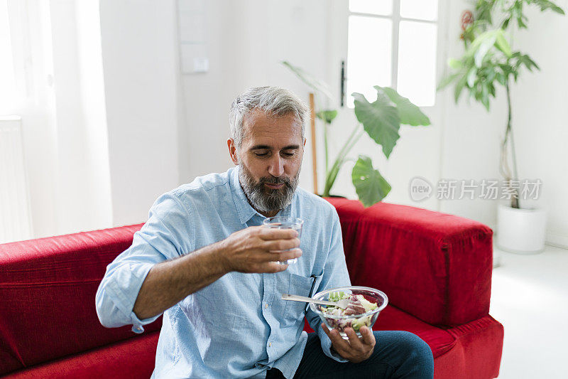 成年男性吃健康零食、保健饮食理念，老年男性吃新鲜沙拉