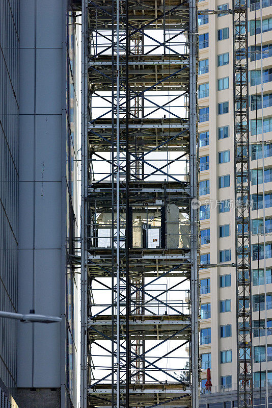 高层建筑脚手架特写，施工现场