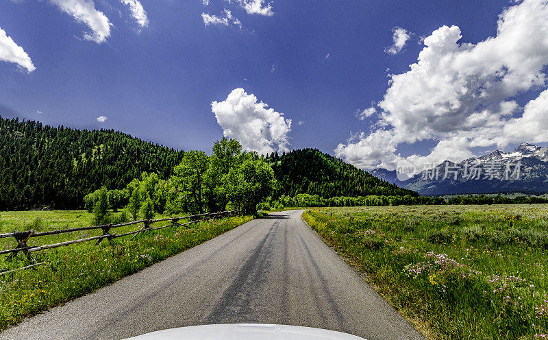 风景秀丽的公路旅行，在一个令人惊叹的国家公园的山路上