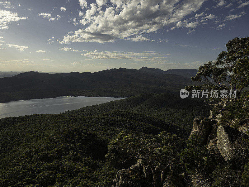 眺望湖光山色