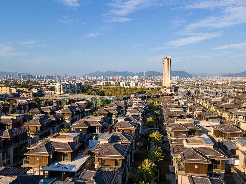 晴天的城市住宅和别墅