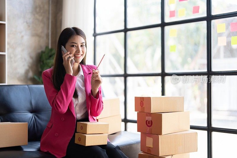 创业中小企业小型企业的自由职业者亚洲妇女使用笔记本电脑与盒子快乐的成功快乐的亚洲妇女她的手举起网上营销包装和交付中小企业的想法概念