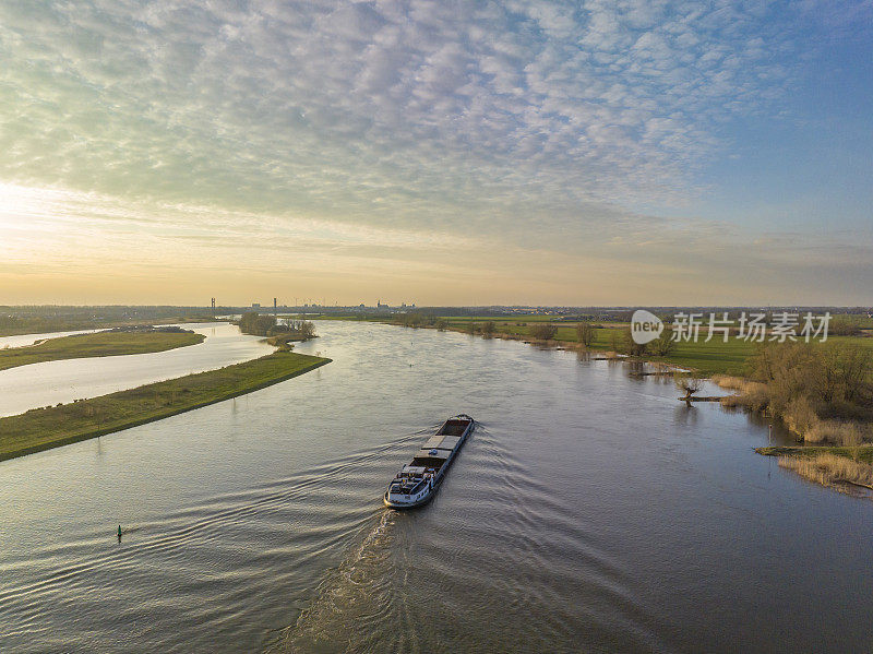 船航行在河IJssel在日落全景鸟瞰