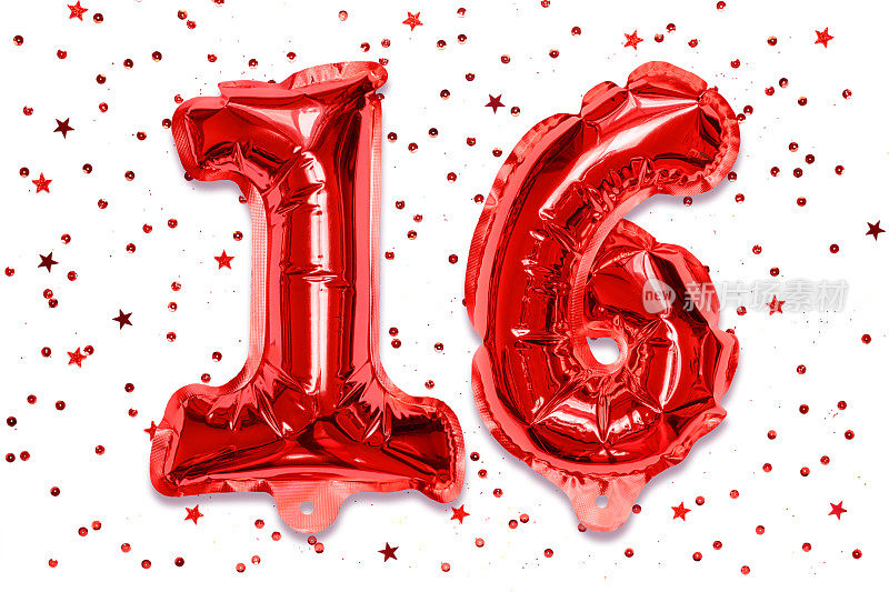 数字气球用红色箔纸制成，数字十六在白色的背景上用亮片点缀。附有题词的生日贺卡。数字数字，庆祝活动。