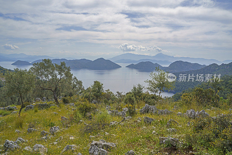 春天景观与萨尔萨拉湾为背景，达拉曼，穆拉，土耳其