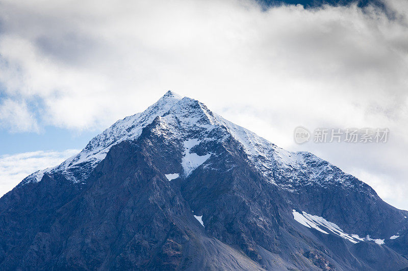 雪山山顶和景区基地