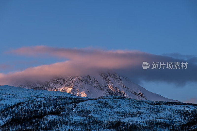 挪威诺德兰，挪威海上冬季日出时的雪山