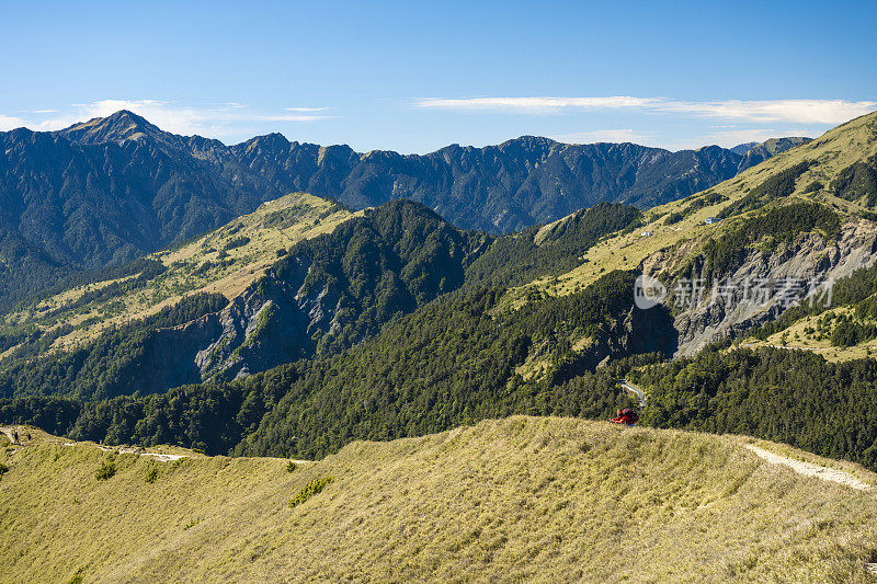 徒步旅行者独自走在山顶上。