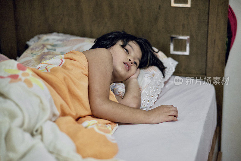 年轻的亚洲女孩有流感症状