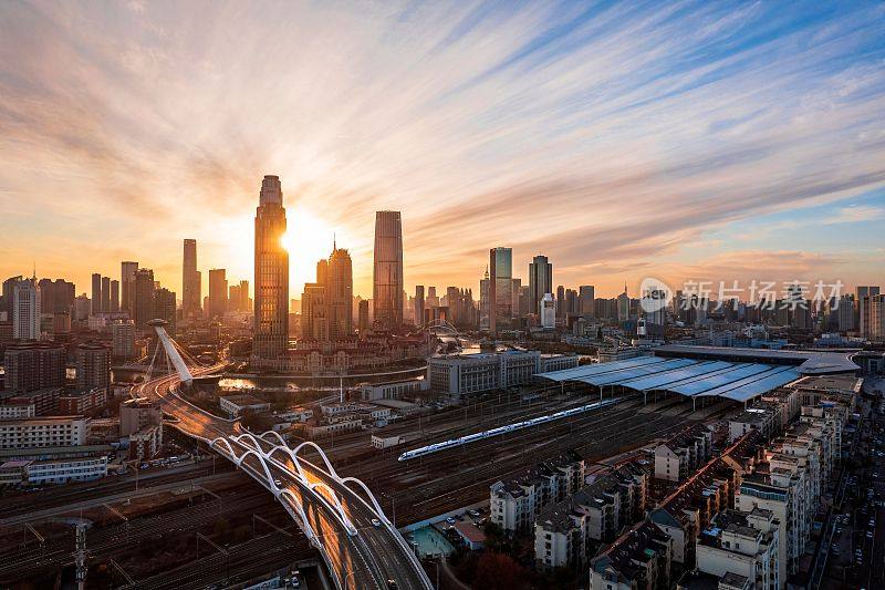 天津的城市空间和美丽的摩天大楼在中国的日出