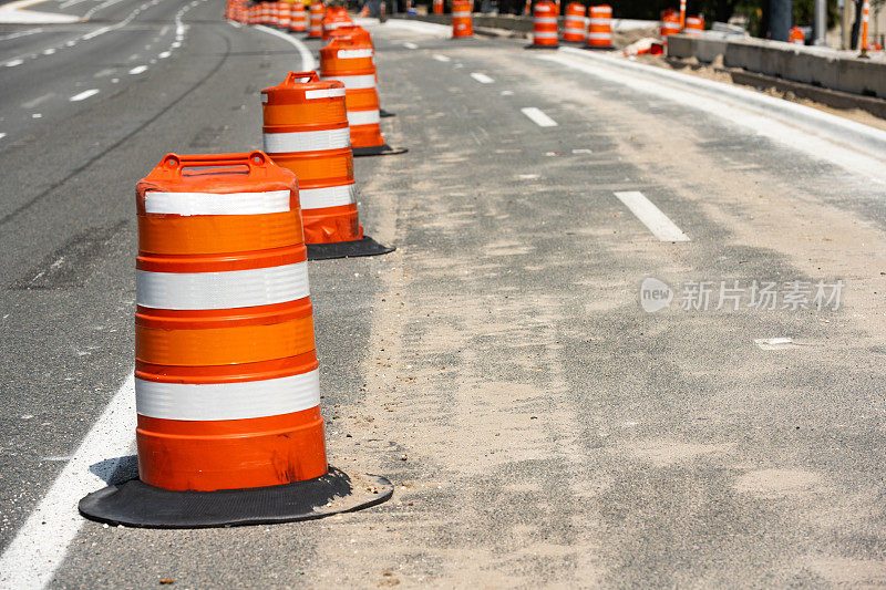 一排路障标志着美国佛罗里达州的道路建设