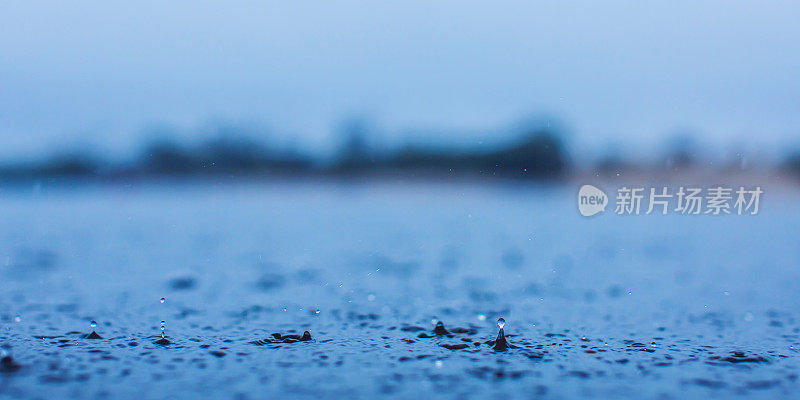 阴雨天气背景。雨滴。水坑