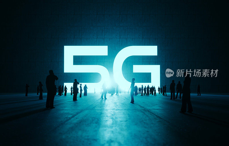 人们在混凝土墙上等待发光的5G标志