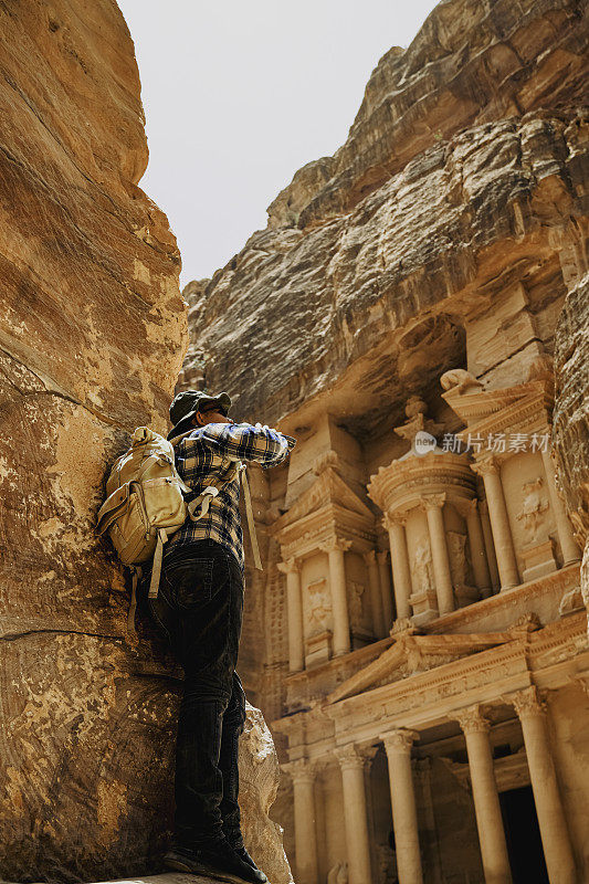一名亚洲游客在约旦的隐秘城市佩特拉
