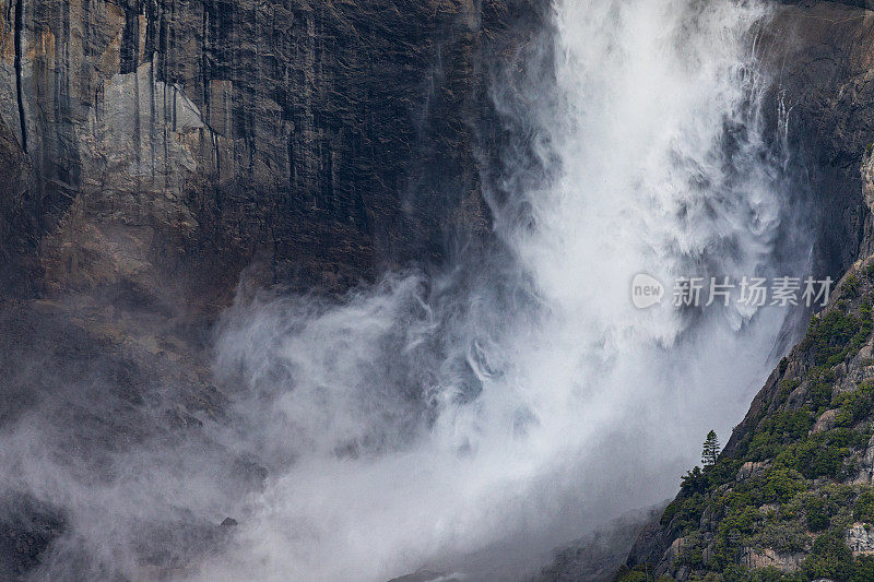 近距离拍摄约塞米蒂瀑布日落时融雪的高峰水流