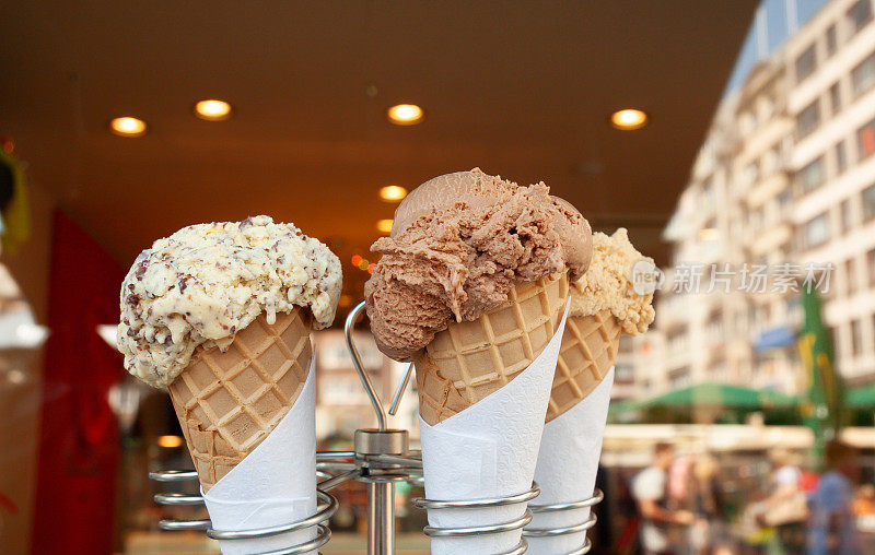 冰淇淋甜筒在摊位等着你吃，奢华的口味让你在炎热的天气里降温。