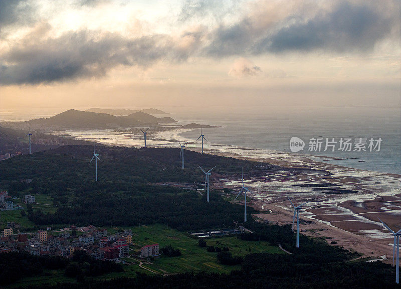 海滩上风力发电场的鸟瞰图