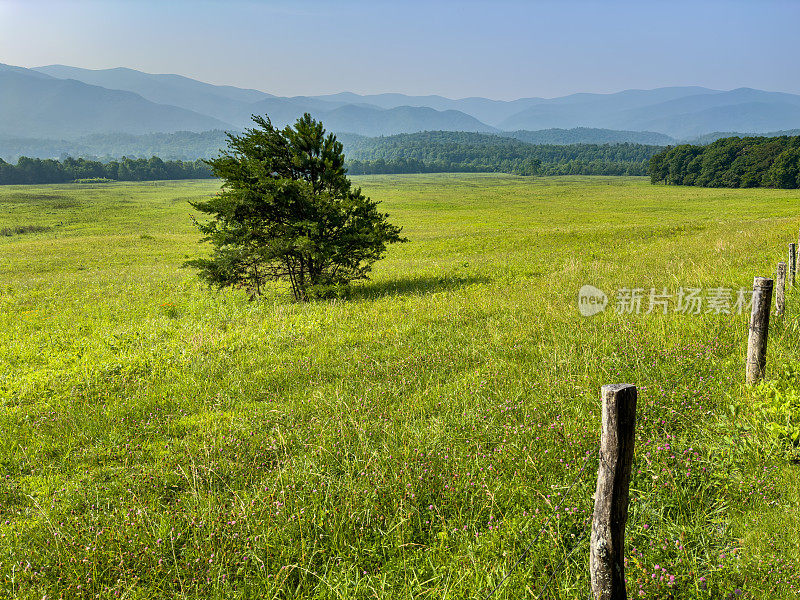 群山环抱，景色优美