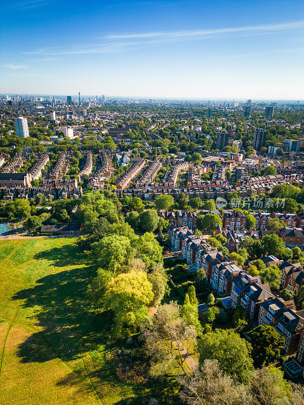 英国伦敦汉普斯特德希思的房屋和住宅街道鸟瞰图