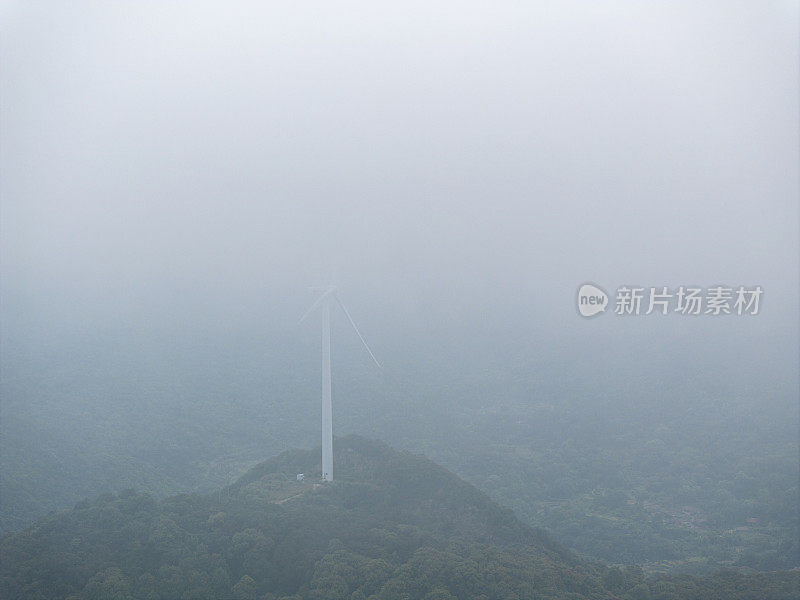 雾中的风力涡轮机