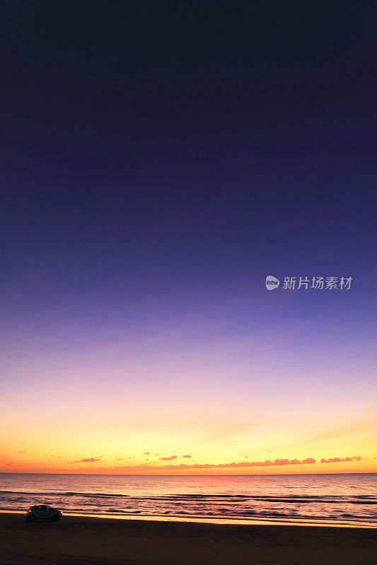 日落的天空在汽车和日本海在仙里滨渚车道，日本，石川县，Hakui区，石川县