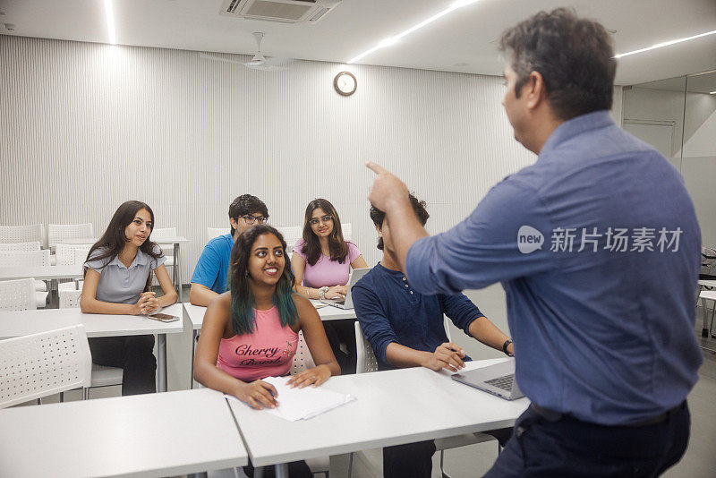 印度大学生在校园里与教师互动