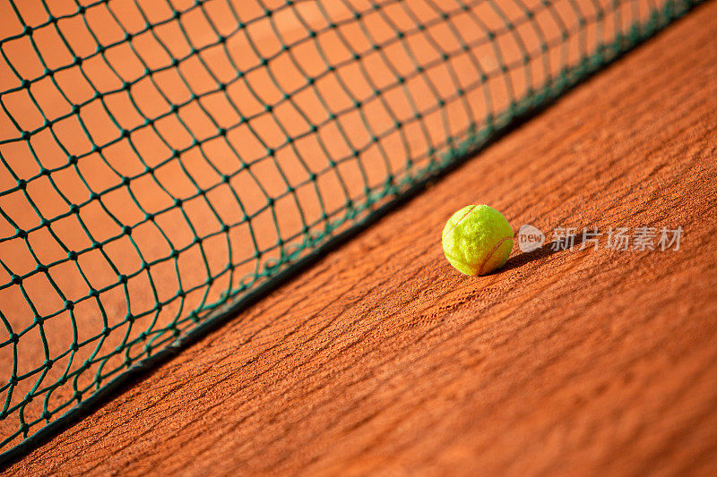 网球在红土场上与复制空间