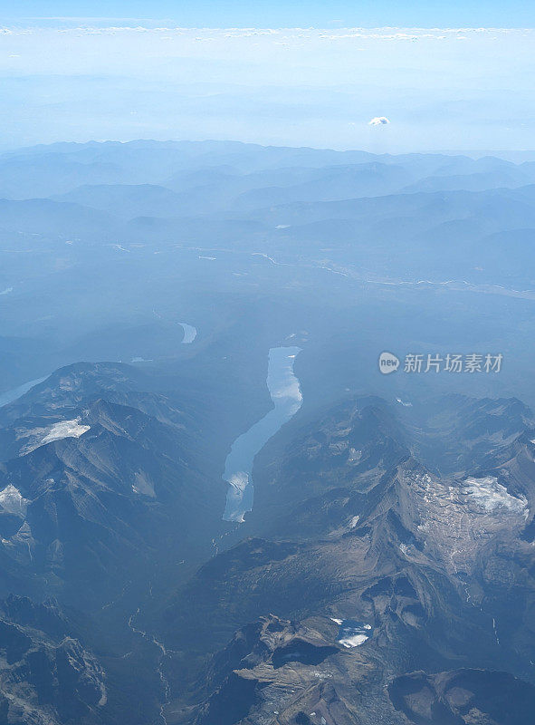 美国蒙大拿州冰川县野火烟雾鸟瞰图