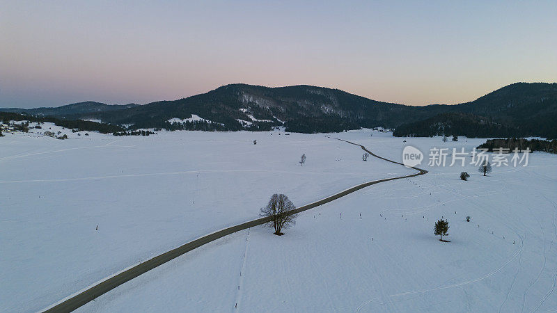 白雪覆盖的蜿蜒道路