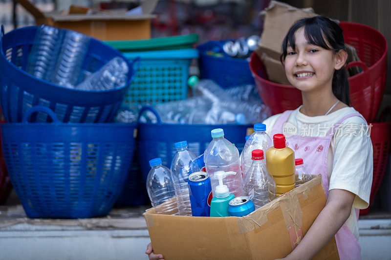 女孩学会了将塑料瓶中的垃圾分类回收，以减少生态环境