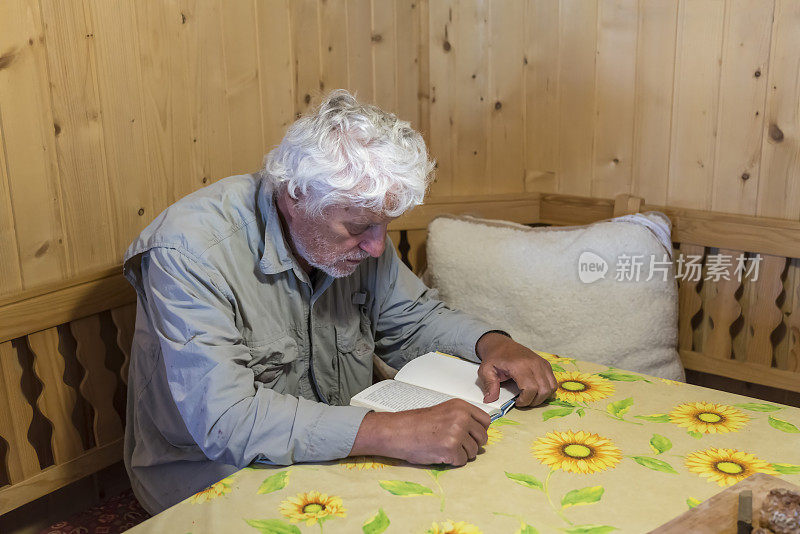 老人们在山间小屋里看书