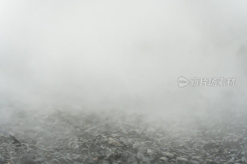 砾石质地地板有薄雾或薄雾。浅、暗、灰色抽象砾石纹理用于展示产品