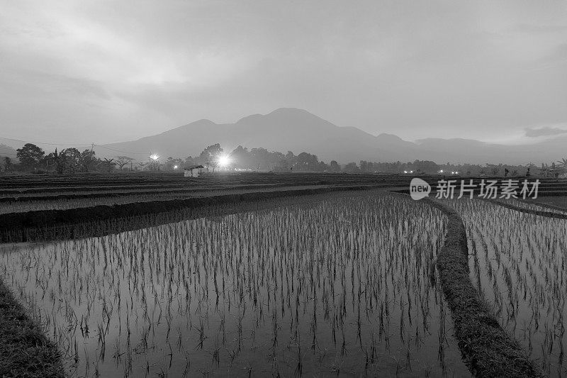 日落或日出的柔和光线突出了山峰，并产生了戏剧性的阴影