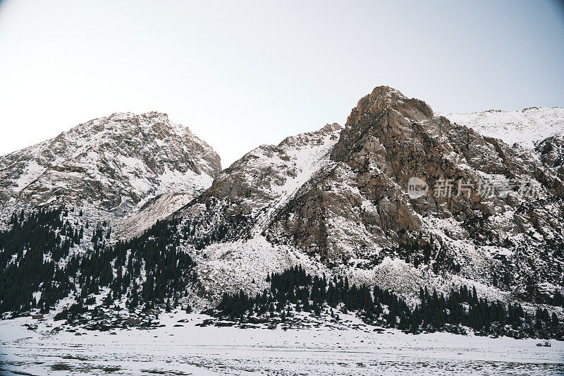 冬天的早晨，雪山峡谷一览无余