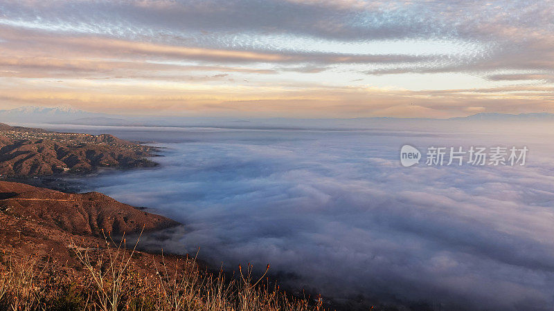 俯瞰加州南部雾气弥漫的埃尔西诺山谷