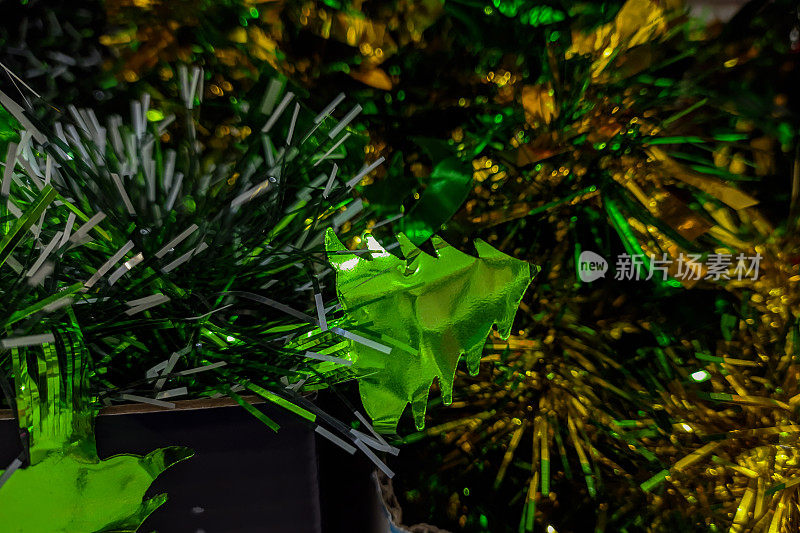 金色和绿色的圣诞装饰花环
